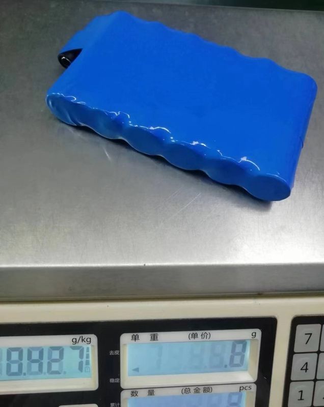 بسته باتری سفارشی 11.1v 10ah 6pcs 21700 باتری لیتیوم یون در یک خط با DC 5521 زنانه