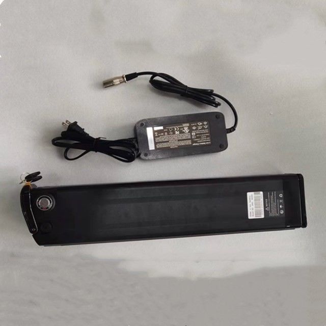 باتری لیتیوم ماهی نقره ای 48V 25Ah طول 630mm با شارژر برای دوچرخه ای